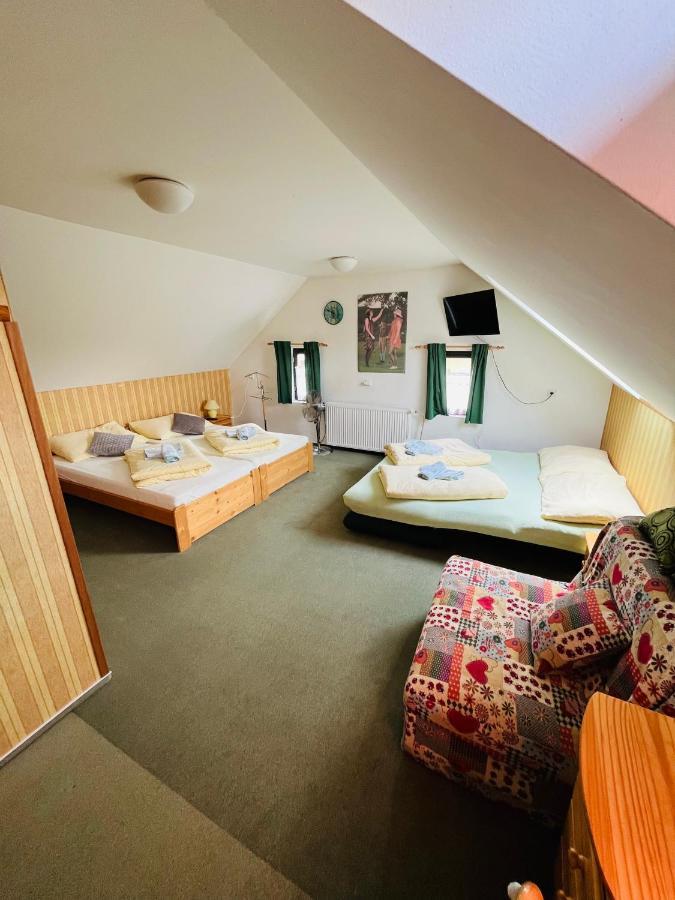Jested Golf Restaurace A Penzion Svetla pod Jestedem Экстерьер фото